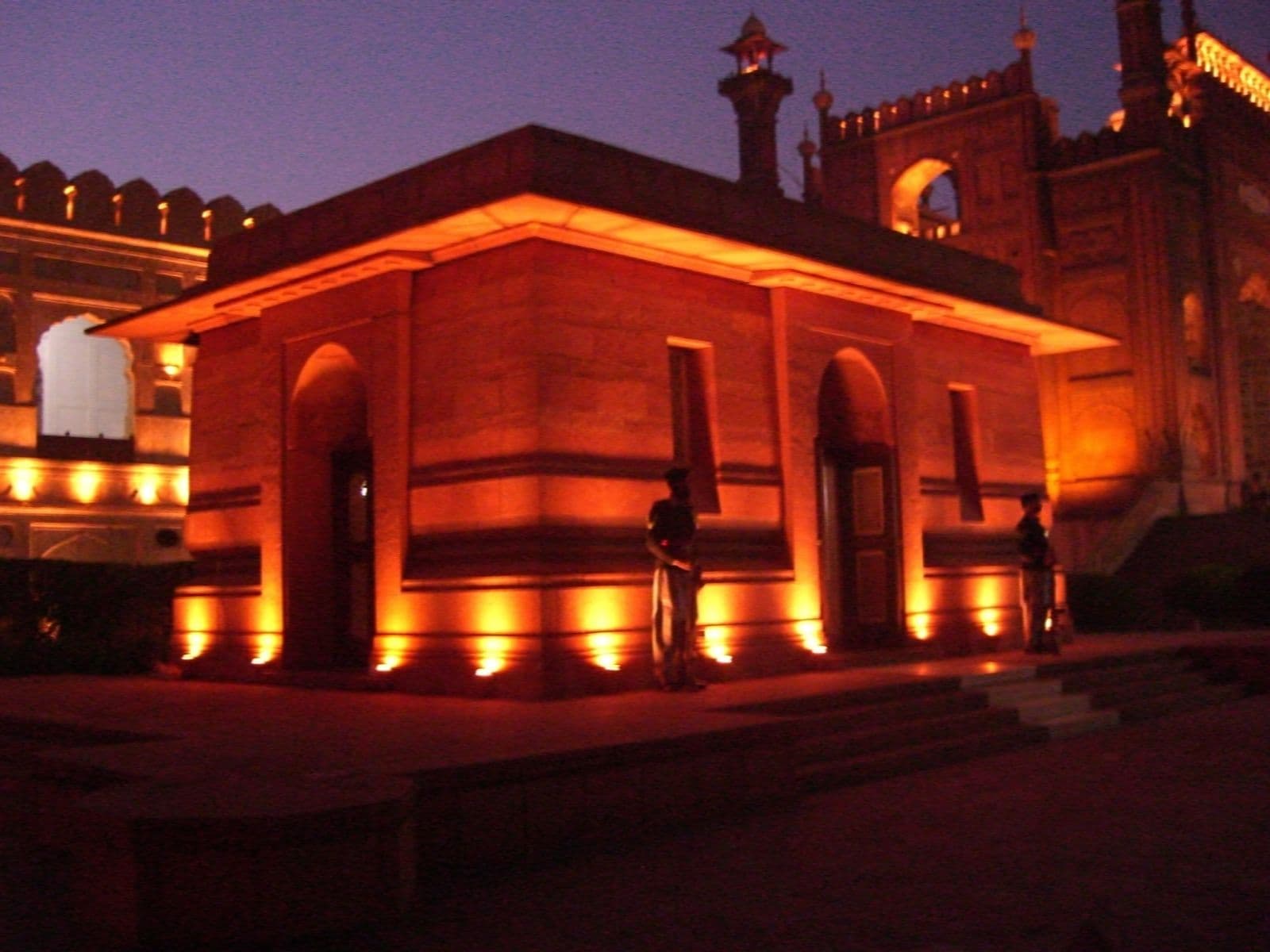 Image of the Allama Iqbal tomb  2