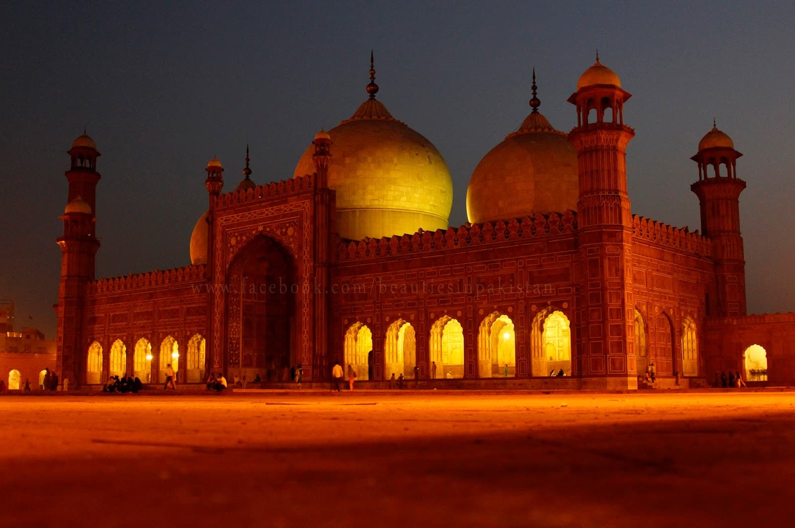 Image of the Badshahi Mosque  2