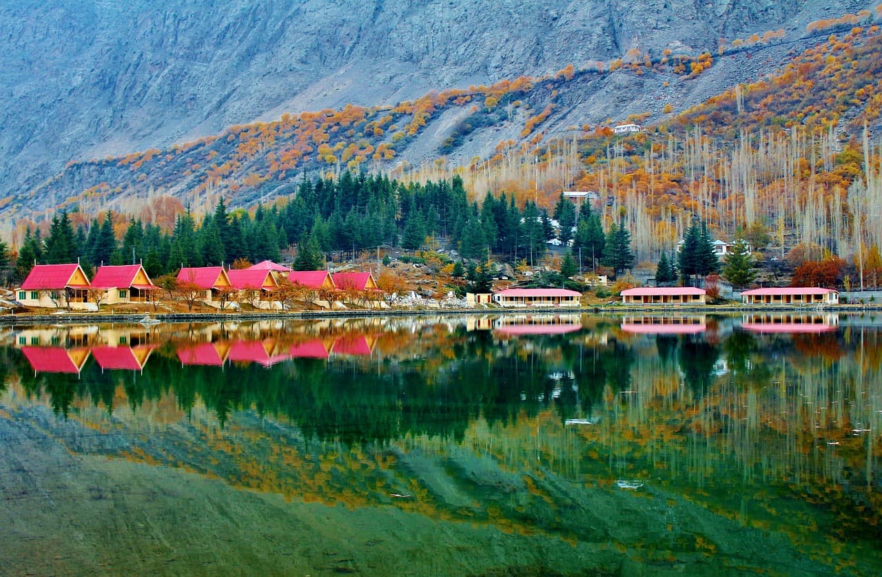 Image of the Lower Kachura Lake  3