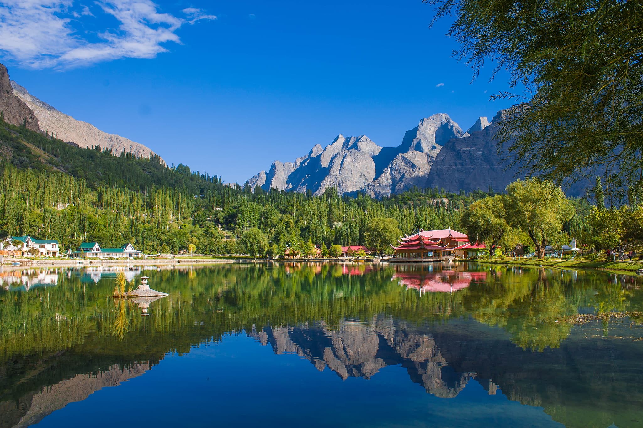 Image of the Lower Kachura Lake  4